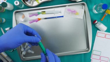 Hemşirelik hastane ilacı hazırlanıyor, hastanede insülin enjeksiyonları iğne yerleştirerek, kavramsal görüntü