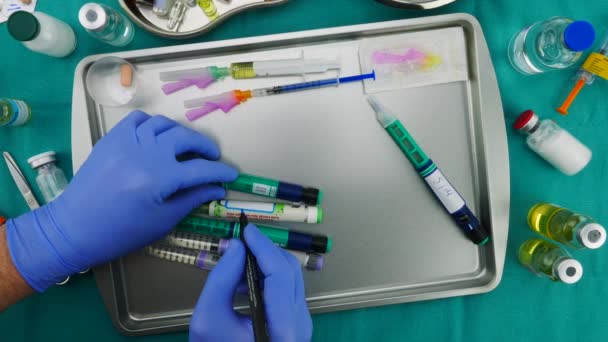 Infermiera Che Prepara Farmaci Ospedalieri Scrive Sulle Iniezioni Insulina Ospedale — Video Stock