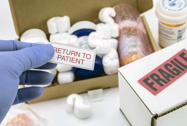 Zdravotní sestra a vybalení léky v krabicích, vkládání popisku návrat k pacientovi, koncepční obrázek — Stock fotografie