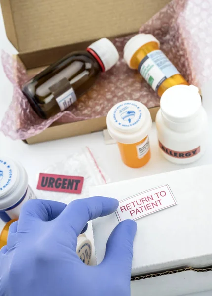 Sygeplejerske udpakning medicin i kasser, indsætte etiket vende tilbage til patienten, konceptuelt billede, sammensætning lodret - Stock-foto