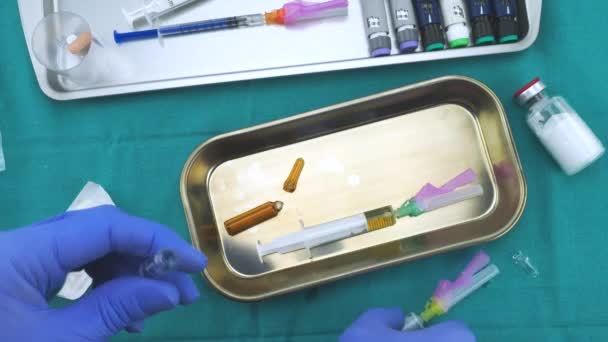 Infirmière Préparant Des Médicaments Hôpital Extraction Avec Une Seringue Solution — Video