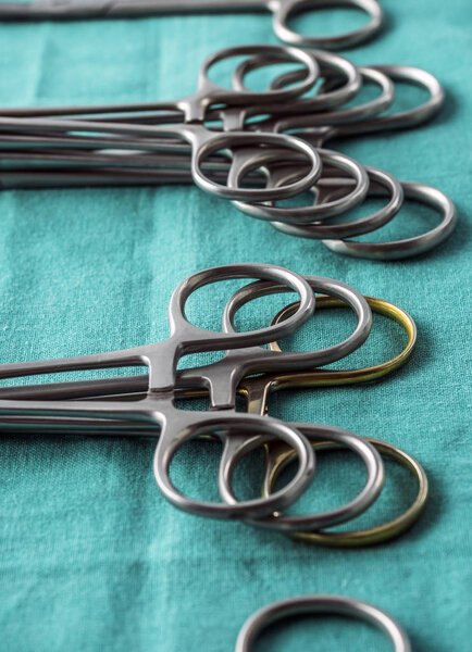 Некоторые ножницы для хирургии в операционной, концептуальное изображение, вертикальная композиция
