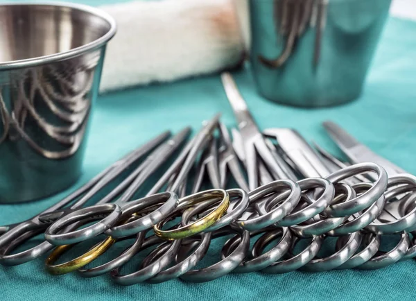 Chirurgische Schere im Operationssaal, Komposition horizontal, konzeptionelles Bild — Stockfoto