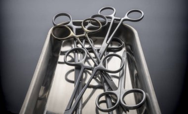 Bir tepsi üzerinde ameliyat için bazı makas, kavramsal görüntü, yatay kompozisyon