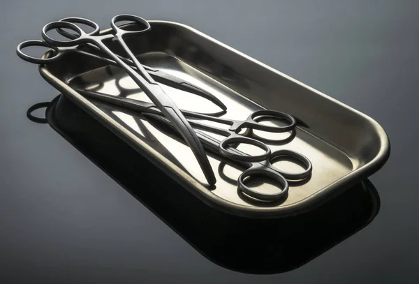 Chirurgische Schere auf Tablett, konzeptionelles Bild, horizontale Komposition — Stockfoto