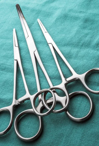 Alcune forbici per la chirurgia in sala operatoria, immagine concettuale, composizione orizzontale — Foto Stock
