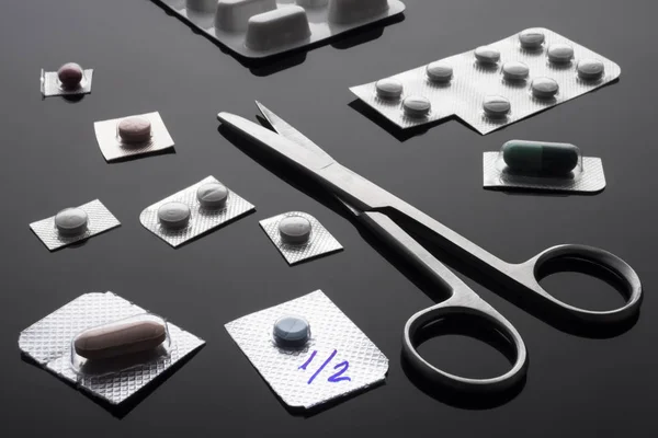 Monodose medicatie pillen met een schaar, conceptueel beeld, horizontale samenstelling — Stockfoto