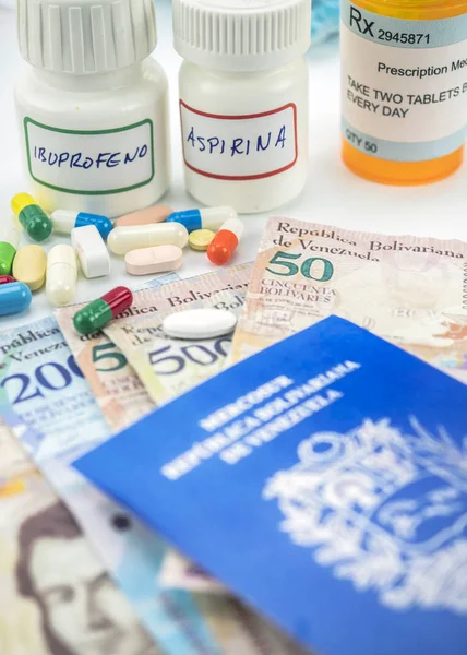 Médicaments à côté des billets de banque du Venezuela, affaire ombragée de médicaments en pleine crise du pays d'Amérique latine, image conceptuelle — Photo