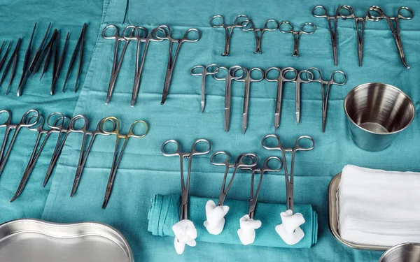 Chirurgische Schere mit Torundas im Operationssaal, Komposition horizontal, konzeptionelles Bild — Stockfoto