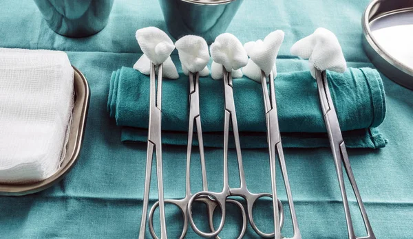 Tesoura cirúrgica com torundas em uma sala de operações, composição horizontal, imagem conceitual — Fotografia de Stock