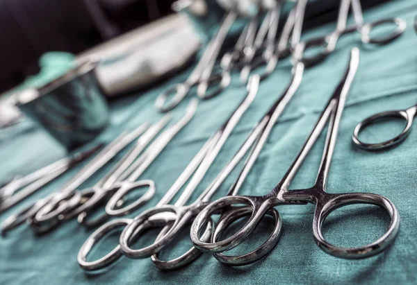 Některé nůžky na chirurgii v operačním divadle, konceptuální obraz, horizontální kompozice — Stock fotografie