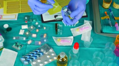 Hemşire hastane ilacı hazırlıyor, şırınga parenteral çözeltisi ile çıkarma, kavramsal görüntü