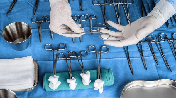 Chirurg im Operationssaal, Hände mit Handschuhen, die Schernähte halten, konzeptionelles Bild, horizontales Composicon — Stockfoto