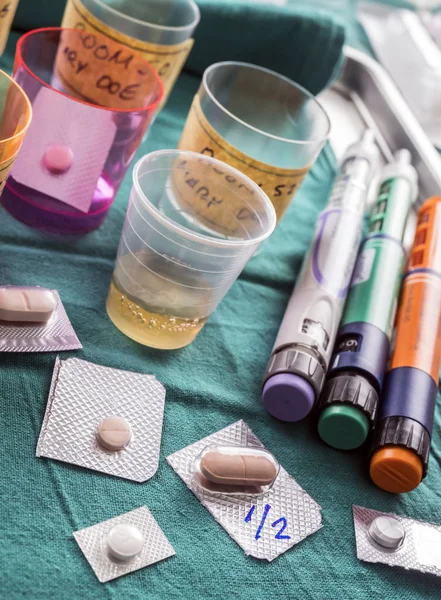 Különböző gyógyszert szemüveg monodose mellett inzulinbefecskendezők a kórházban, fogalmi kép, függőleges összetétele — Stock Fotó