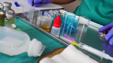 Hastane hastalarına parenteral ilaç atama hemşire, kavramsal görüntü