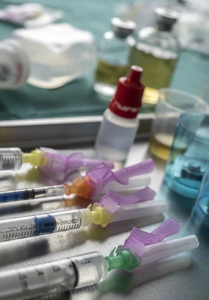 Jeringas cargadas con medicamentos junto a frascos de medicamentos preparados en el hospital, imagen conceptual —  Fotos de Stock