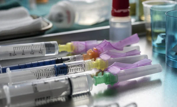 Seringas carregadas com medicação ao lado de frascos de medicamentos preparados no hospital, imagem conceitual, composição horizontal — Fotografia de Stock