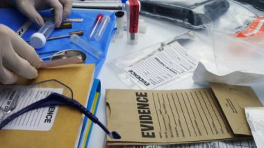 Polis bilim adamı Krimerist laboratuar, kurşun kabuk analizi, kavramsal görüntü çalışma