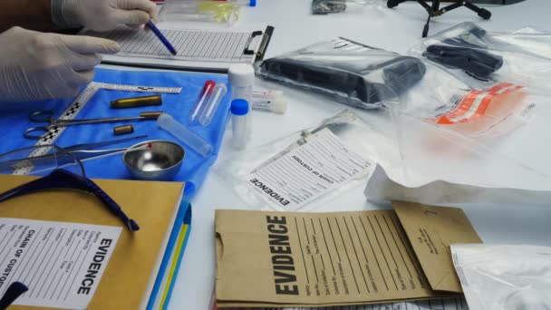 警察科学者 Criminalistic 研究室で働く 弾丸シェル解析 概念画像 — ストック動画