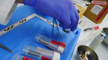 Suç laboratuarında çalışan polis bilimcisi, cinayet için kurban saat analizi, kavramsal görüntü