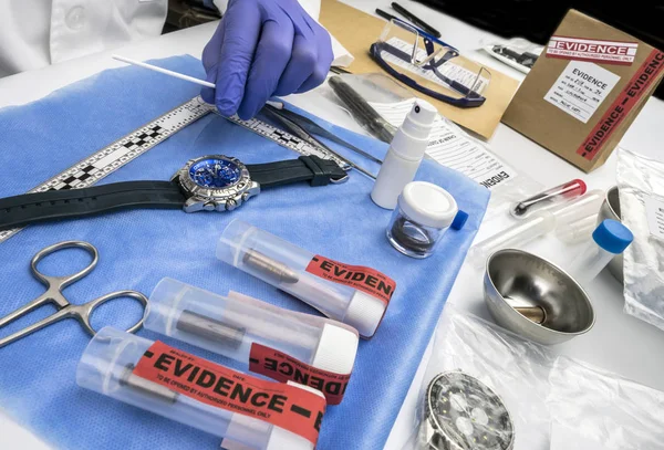 범죄 실험실에서 일 하는 경찰 과학자, 살인에 대 한 피해자 시계 분석, 개념적 이미지 — 스톡 사진