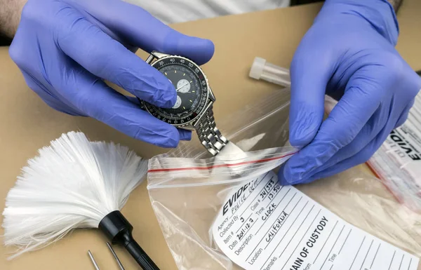 Cientista da polícia a trabalhar no Laboratório Criminalista, análise do relógio da vítima por homicídio, imagem conceptual — Fotografia de Stock