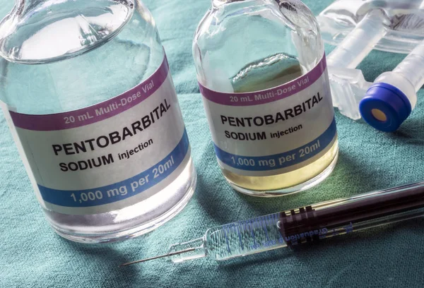 Viales con pentobarbital sódico utilizados para la eutanasia y el inyecion letal en un hospital, imagen conceptual — Foto de Stock