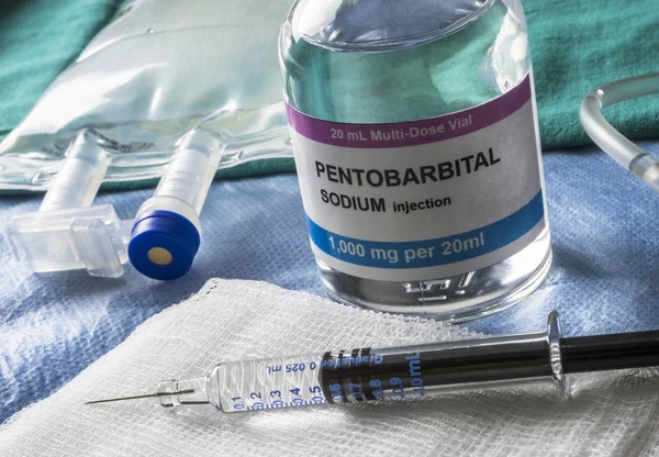 Vial con pentobarbital utilizado para la eutanasia y letal Inyecion en un hospital — Foto de Stock