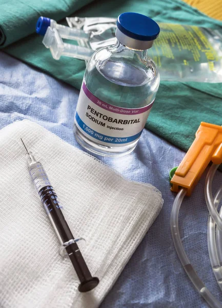 Flacons met natrium pentobarbital gebruikt voor euthanasie en dodelijke inyecion in een ziekenhuis, conceptueel beeld — Stockfoto