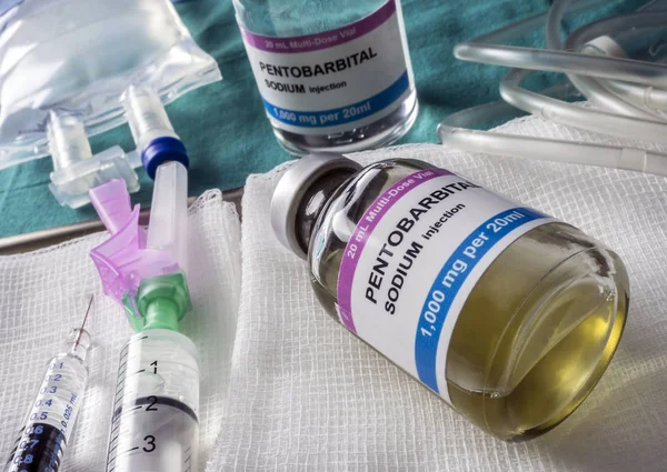 Fläschchen mit Pentobarbital zur Euthanasie und zur tödlichen Injektion in einem Krankenhaus, konzeptionelles Bild — Stockfoto