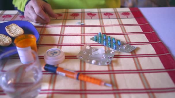 Médicaments pendant le petit déjeuner, capsules à côté d'un verre d'eau 