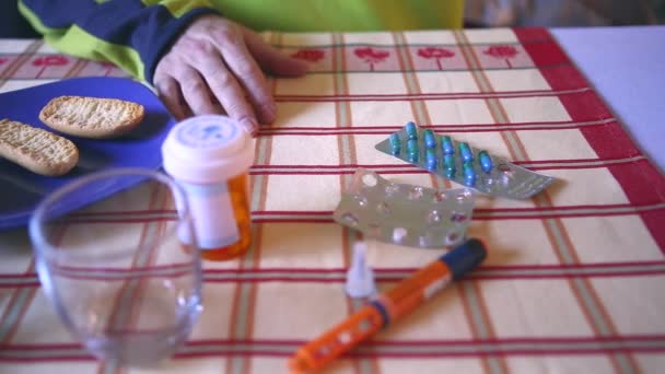 Medicatie Tijdens Het Ontbijt Capsules Naast Een Glas Water — Stockvideo