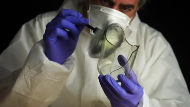 専門家警察は犯罪研究所のガラス瓶から指紋を取得します概念的なイメージ — ストック動画