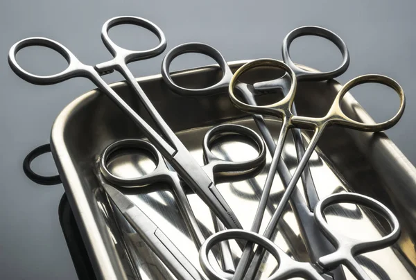 Chirurgische Schere auf einem Tablett im Operationssaal, konzeptionelles Bild, horizontale Komposition — Stockfoto