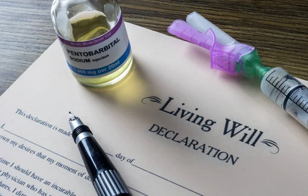 Living will declaration form Next to a vial of pentobarbital sodium to proceed to euthanasia, conceptual image — Stock Photo, Image