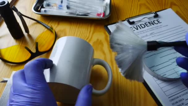Экспертная Полиция Проверяет Отпечатки Пальцев Ультрафиолетовым Светом Белой Чашке Лабораторном — стоковое видео