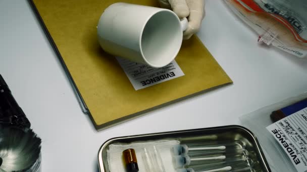 専門家警察は ラボサトロー法医学機器の白いカップに紫外線で指紋を調べます — ストック動画