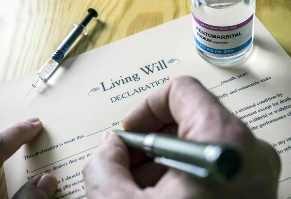 Forma de declaração de testamento vivo Ao lado de um frasco de pentobarbital sódico para proceder à eutanásia, imagem conceitual — Fotografia de Stock