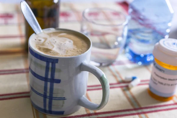 Farmaco durante la colazione, capsule accanto a un bicchiere d'acqua, immagine concettuale, composizione orizzontale — Foto Stock