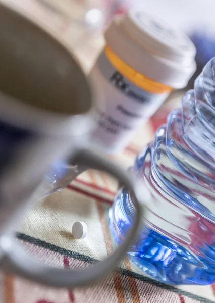 Medicamentos durante el desayuno, cápsulas junto a un vaso de agua, imagen conceptual — Foto de Stock