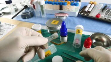 Polis uzmanı, suç laboratuarındaki bir cinayet davasında kuru bir yaprağı temel test olarak doğruladı.