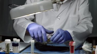 Bilimsel polis, balistik laboratuarında silah izlerini inceliyor.