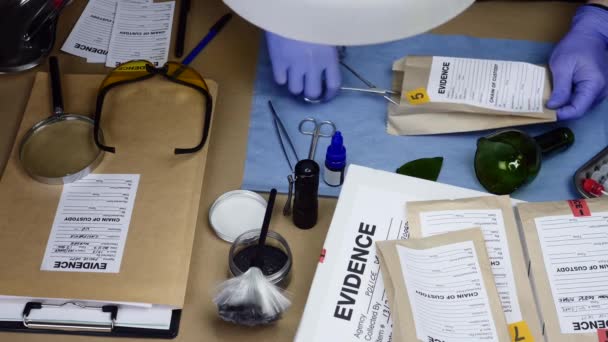 Oficial Policía Científico Examinando Restos Cortados Cristal Una Botella Laboratorio — Vídeo de stock