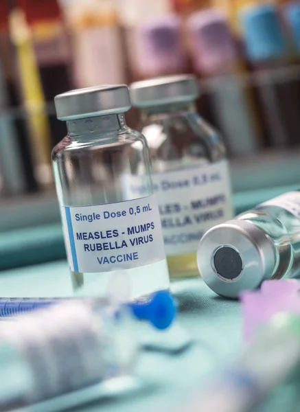 Diferentes frascos de vacina viral tripla de sarampo, rubéola e papeira, conhecida como RMM, imagem conceitual — Fotografia de Stock