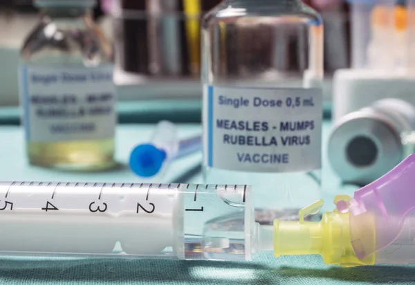 Verschillende injectieflacons met drievoudig viraal vaccin van mazelen, rubella en bof, bekend als MMR, conceptueel beeld — Stockfoto