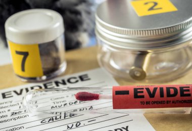 Polis uzmanı Criminalistic Lab, kavramsal görüntü cam şişe kan örneği alır