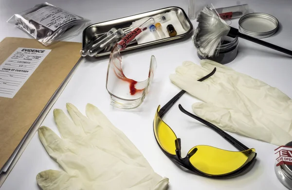 Polisregister tillsammans med några kriminaltekniska bevis för mord på Laboratorio kriminalteknisk utrustning, konceptuell bild — Stockfoto