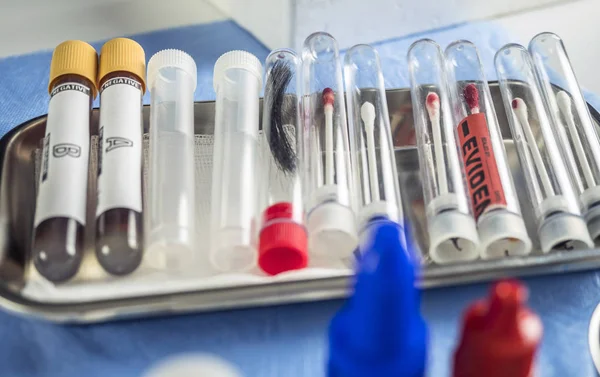 Diferentes amostras de cabelo e sangue para analisar no laboratório imagem científica, conceitual — Fotografia de Stock