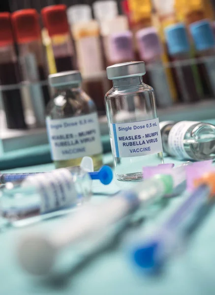 Verschillende injectieflacons met drievoudig viraal vaccin van mazelen, rubella en bof, bekend als MMR, conceptueel beeld — Stockfoto