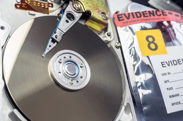 Kriminolojik laboratuvarda açılan sabit disk, kavramsal görüntü